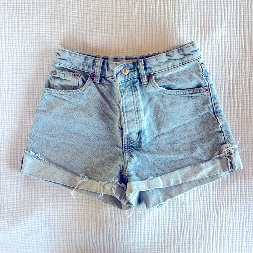 High waisted, light wash, blue jean shorts from Zara. Size US 4, EU 36, MEX 26